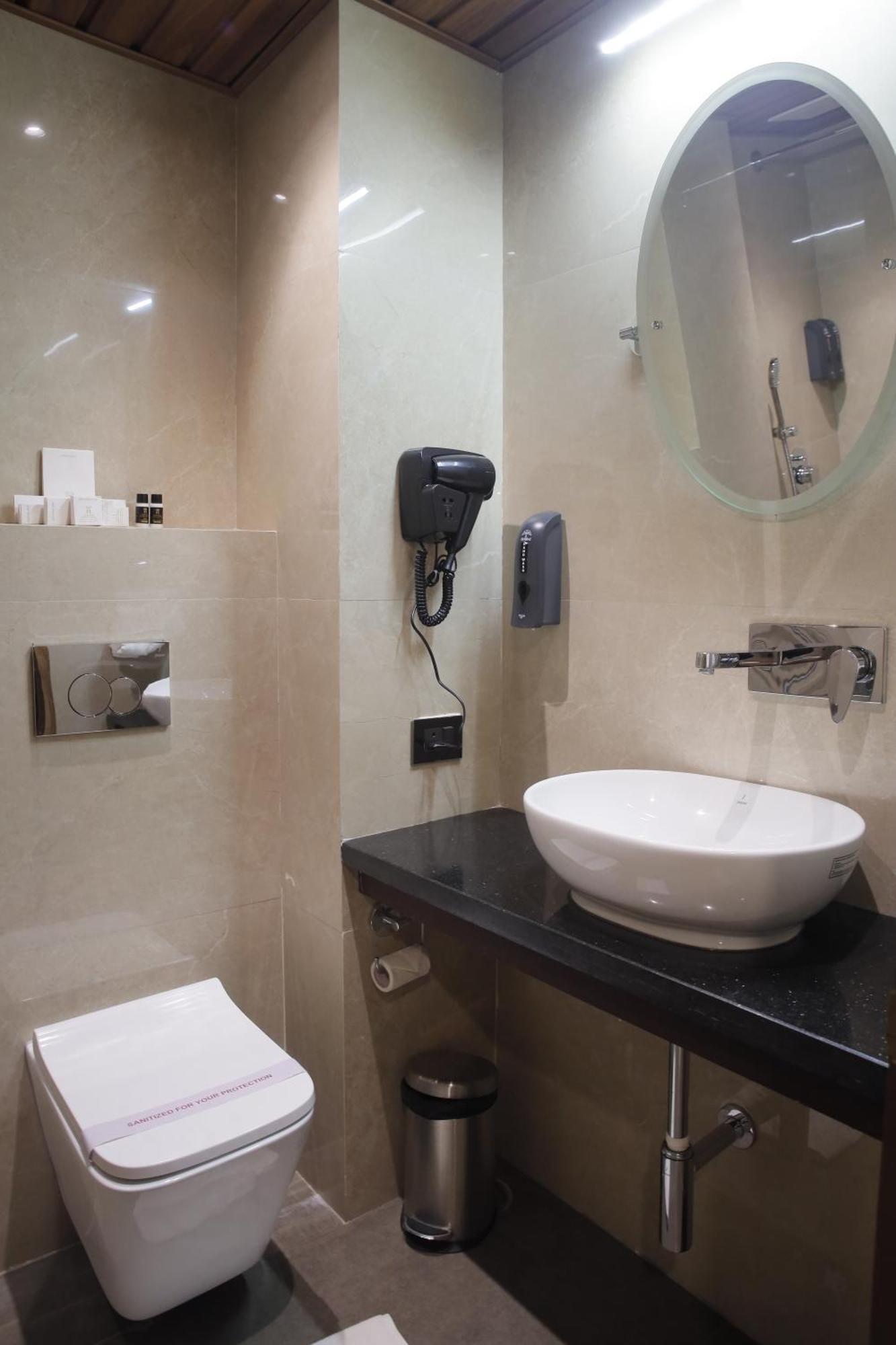 Hotel Heavens Garden Empire Guwahati Esterno foto