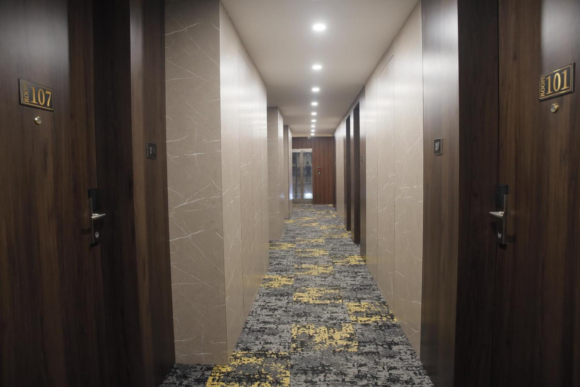 Hotel Heavens Garden Empire Guwahati Esterno foto